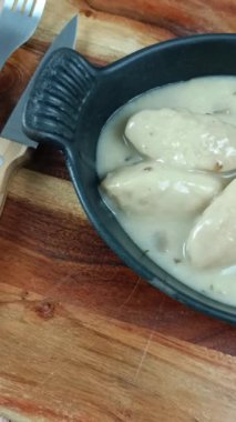 Mantar soslu kümes hayvanları, yakın plan, bir tabakta.