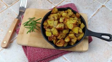 Kızarmış patates, yakın plan, bir tabakta.