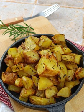 Kızarmış patates, yakın plan, bir tabakta.