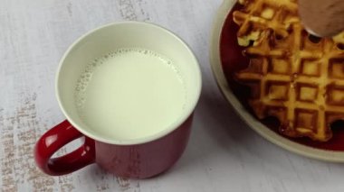 Bir fincan sıcak çikolata ve waffle, yakın plan.