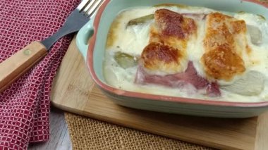 Hindiba ve ızgara jambon, yakın plan.