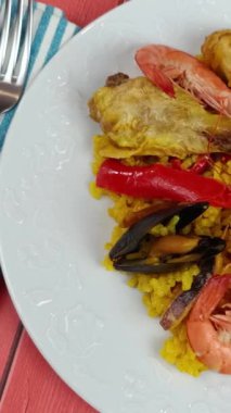 Paella tabağını kapat.