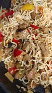 Kızarmış ördek ve Çin eriştesi, yakın plan.