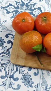 Birkaç mandalina, yakın plan, masanın üstünde.