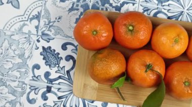 Birkaç mandalina, yakın plan, masanın üstünde.