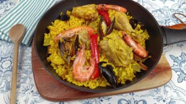 Paella tavada, yakın plan, masanın üstünde.