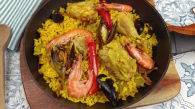 Paella tavada, yakın plan, masanın üstünde.