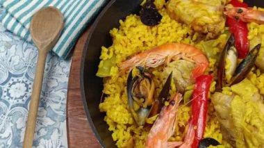 Paella tavada, yakın plan, masanın üstünde.
