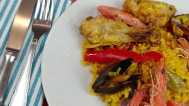 Paella tabağını kapat.
