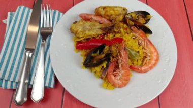 Paella tabağını kapat.