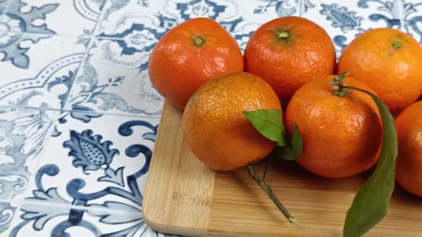 Verschillende Clementines Close Een Tafel — Stockvideo