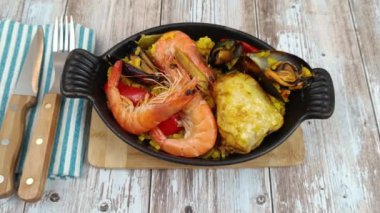 Paella tabağı, yakın plan, masanın üstünde.
