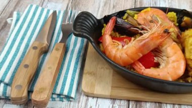 Paella tabağı, yakın plan, masanın üstünde.