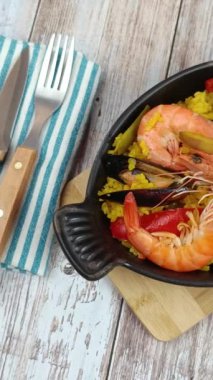 Paella tabağı, yakın plan, masanın üstünde.