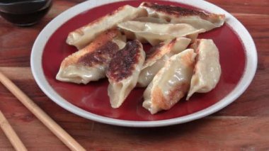 Tabakta servis edilen birkaç altın gyoza.