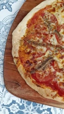 Napoli pizzası, yakın plan, masanın üstünde.