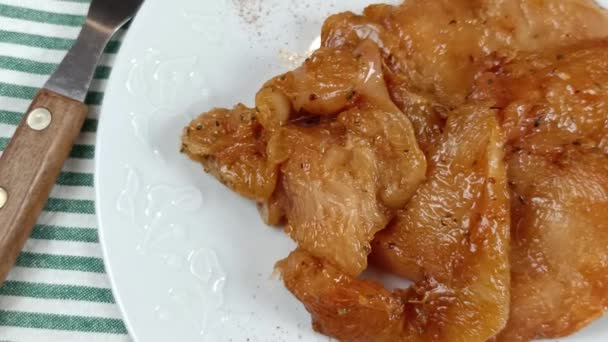 Φέτες Ωμού Και Μαριναρισμένου Κοτόπουλου Κοντά Πιάτο — Αρχείο Βίντεο