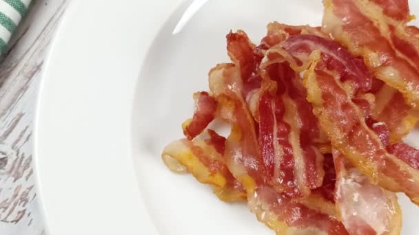 Tranches Bacon Grillées Gros Plan Sur Une Assiette — Video