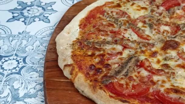 Pizza Napolitana Primer Plano Sobre Una Mesa — Vídeos de Stock