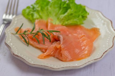 Bir tabak füme somon, yakın plan, masanın üstünde.