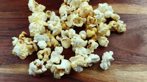 Egy Halom Popcorn Közelkép Asztalon — Stock videók