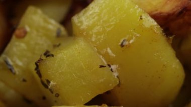 Esmer patatesler, yaklaşın.