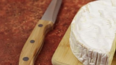 Coulommiers peyniri ve baget ekmeği, yakın plan, masanın üstünde.