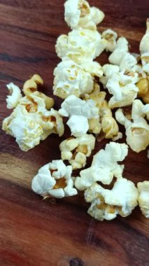 tas de popcorn, en gros plan, sur une table