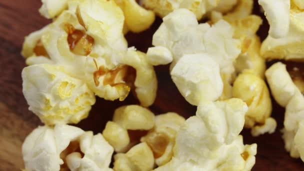 Tas Popcorn Gros Plan Sur Une Table — Video Stock