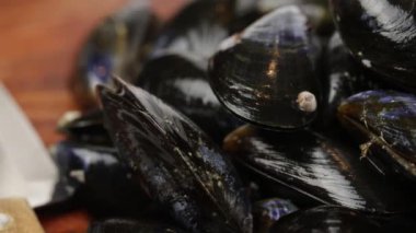 Midyeler, yakın plan, kesme tahtasında.