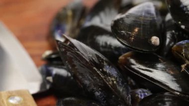 Midyeler, yakın plan, kesme tahtasında.