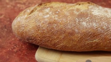 Ekmek, yakın plan, masanın üstünde.