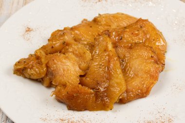 Çiğ ve marine edilmiş tavuk dilimleri, yakın plan, bir tabakta.