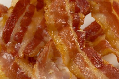 Izgara pastırma dilimleri, yakın plan, tabakta.