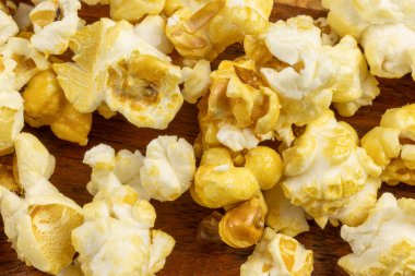 Patlamış mısır yığını, yakın plan, masanın üstünde.