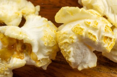 Patlamış mısır yığını, yakın plan, masanın üstünde.