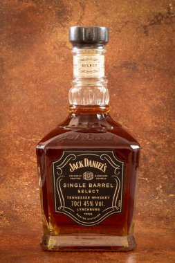 Vaison-la-Romaine, Vaucluse, Fransa - 11032023: Jack Daniel 'in marka tek fıçı viskisi, yakın plan.