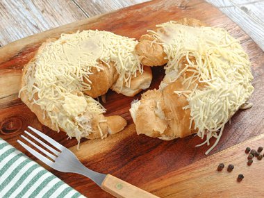 Jambonlu kruvasan ve kesme tahtasındaki bchamel.