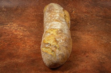 Ekmek, yakın çekim, masanın üzerinde.