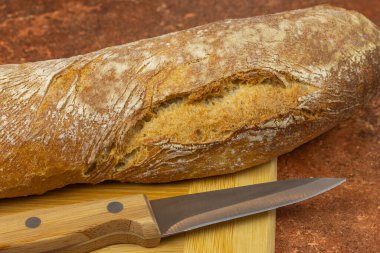 Ekmek, yakın çekim, masanın üzerinde.