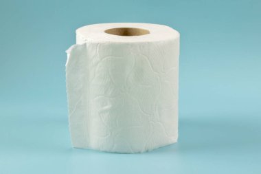Beyaz tuvalet kağıdı rulosu, mavi arka planda izole edilmiş.