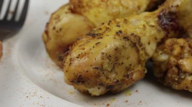 Kızarmış tavuk budu, yakın plan, tabakta.