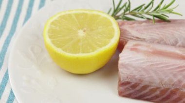 Tabakta çiğ salmonet parçaları