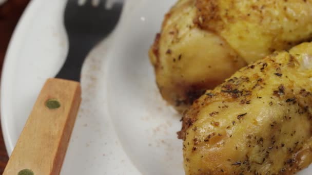 Ψητό Πόδι Κοτόπουλου Κοντινό Πλάνο Ένα Πιάτο — Αρχείο Βίντεο