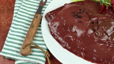 Çiğ sığır ciğeri dilimleri, yakın plan.