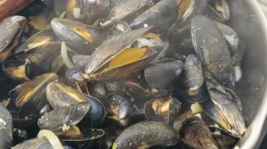 Tavada pişen midyeler, yakın plan.