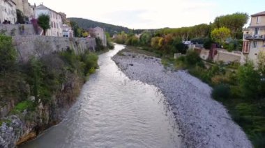 Vaison-la-Romaine kasabasındaki Roma köprüsünden Ouvze nehrinin manzarası