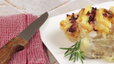 Tabakta pişmiş Orloff usulü kızarmış domuz eti.