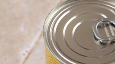 Bir konteynırı halkasıyla açıyor