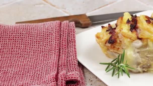 Ψητό Χοιρινό Orloff Style Μαγειρεμένο Πιάτο — Αρχείο Βίντεο